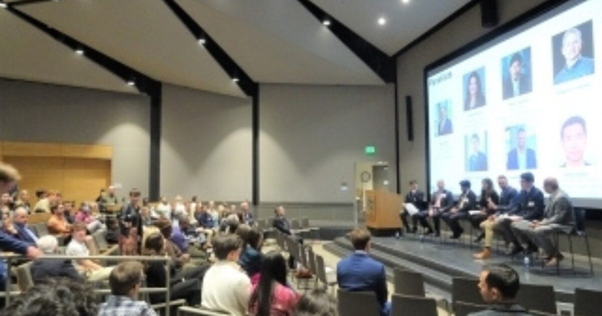 都会の景色を背景に、日本人のビジネス関係者がセミナー会場や仕事環境で成果を示す様子が写っている写真