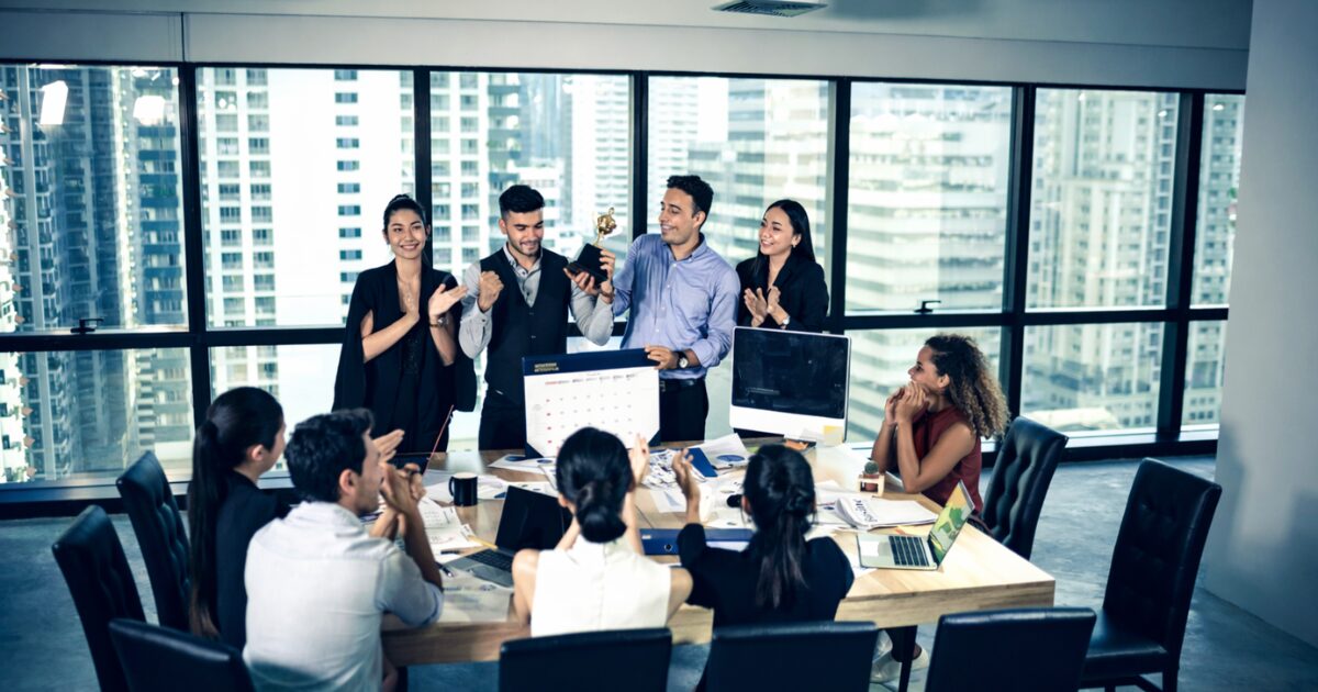 アジアの都市を背景に、ビジネスカンファレンスや仕事現場で活動するアジア系起業家や経営者の様子が写っている写真